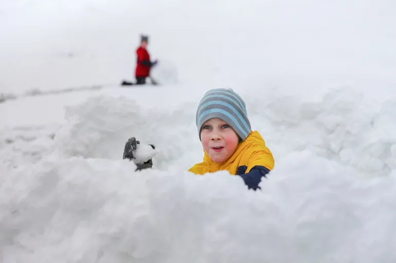 lanzamiento de bolas de nieve: diversión invernal para niños