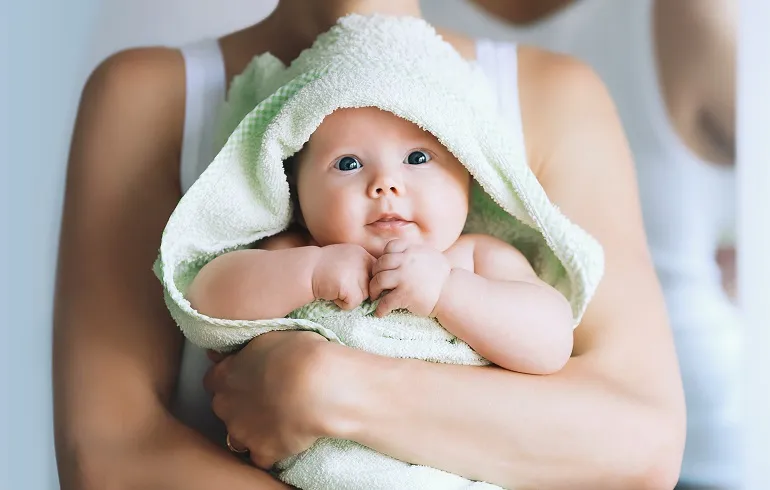 bañar a un bebe recien nacido en almidon