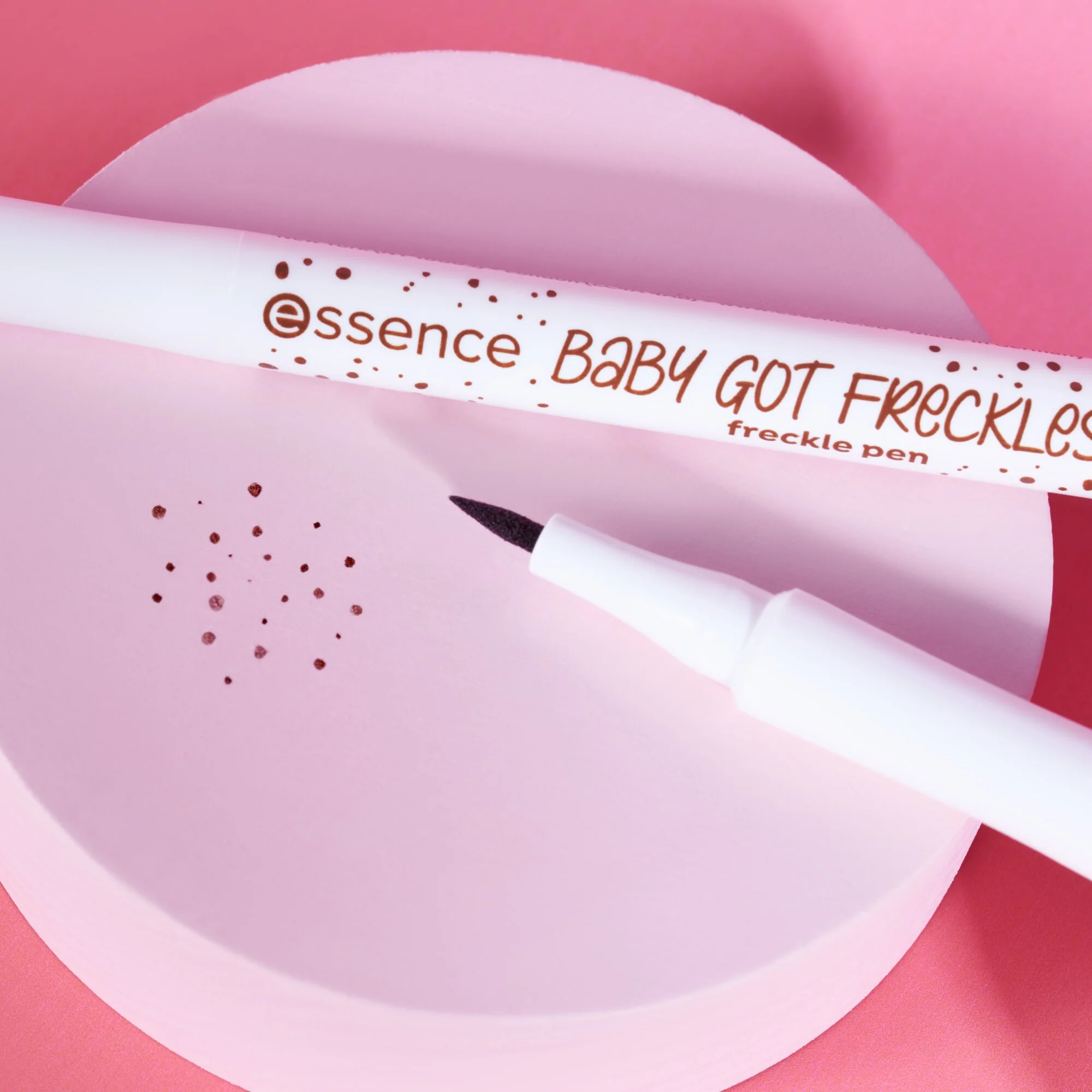 Essence Baby Got Freckles Pen pisak do twarzy 10 Faux Real, 1 ml