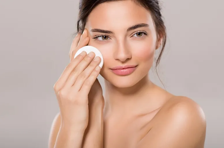 Oczyszczanie i pielęgnacja świecącej skóry twarzy