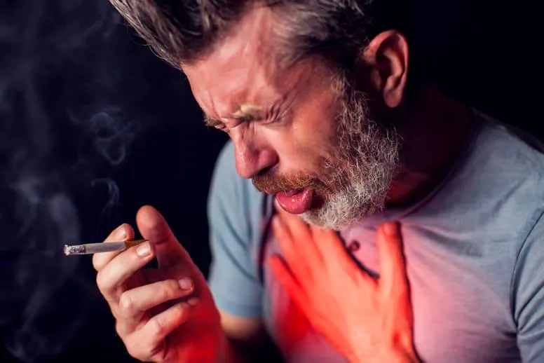 Kaszel palacza – przyczyny, objawy i leczenie