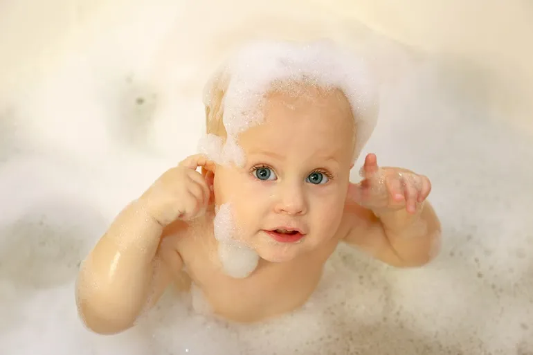 lavarse las orejas mientras se baña
