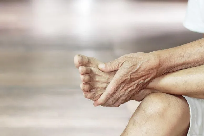 Sucha skóra na nogach u starszych osób – przyczyny, objawy i leczenie 