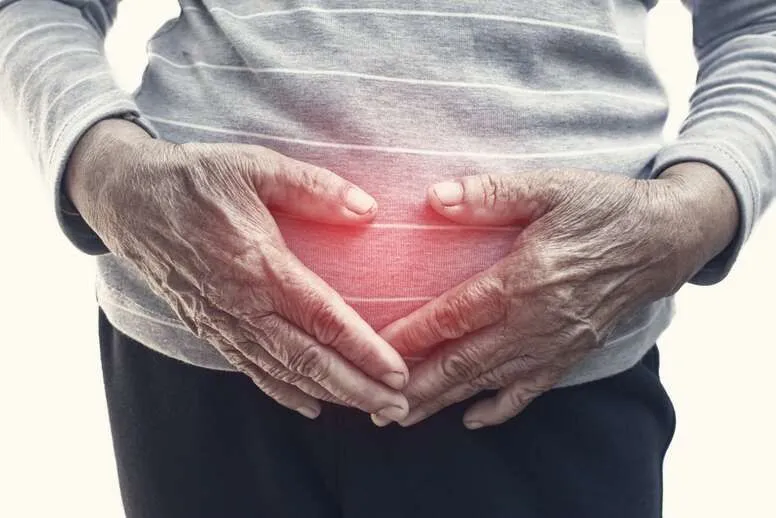 Ból w dole brzucha u starszej osoby – jakie są przyczyny i jak temu zaradzić?