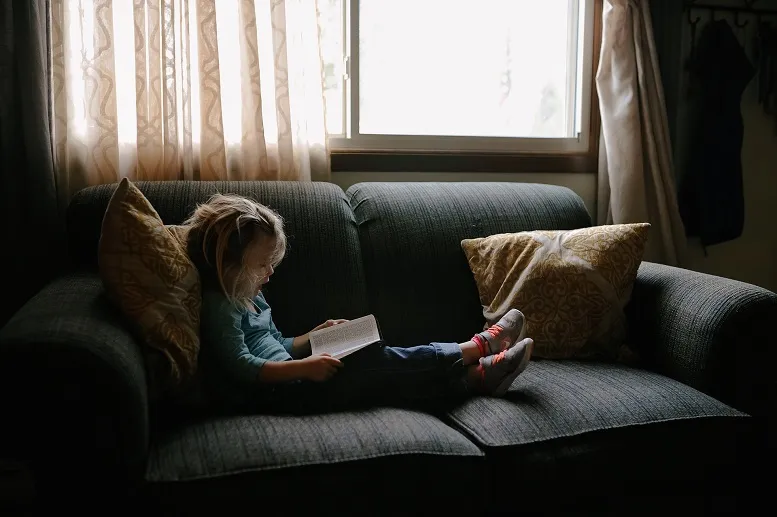 dziecko czytające książke