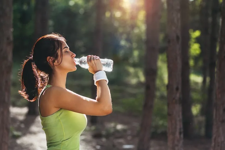 Ile wody dziennie warto pić? Jak nawodnić organizm latem?