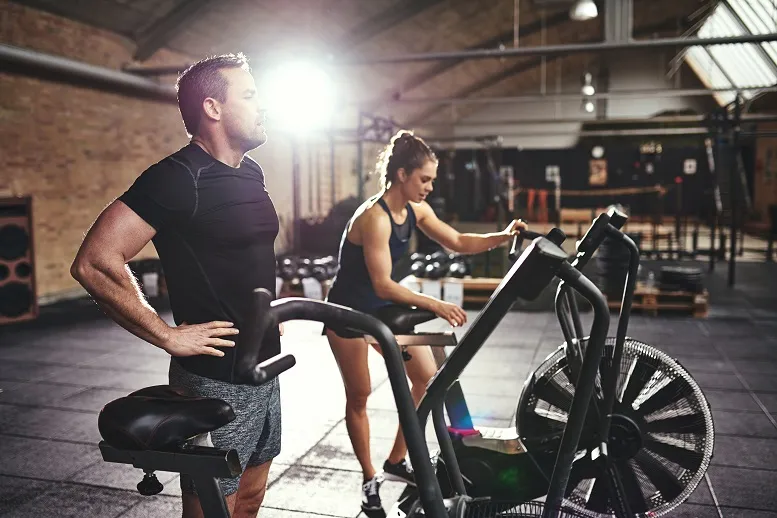 mężczyzna i kobieta ćwiczący na siłowni