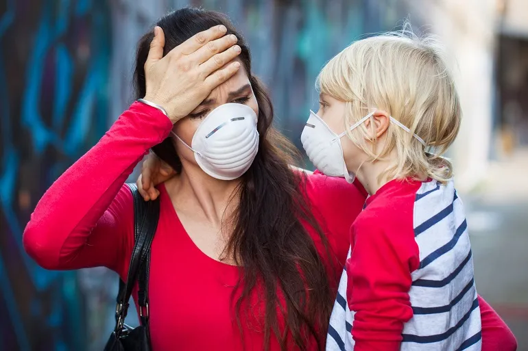 máscara anti-smog para un niño