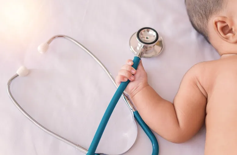 dziecko i stetoskop