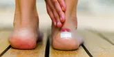 Pęcherze na stopach − jak je prawidłowo leczyć? Opinia dermatologa!