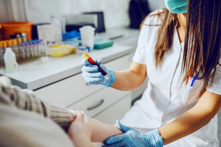 Przeziębienie a badanie krwi i moczu. Jak badania krwi mogą pomóc w diagnozie przeziębienia?