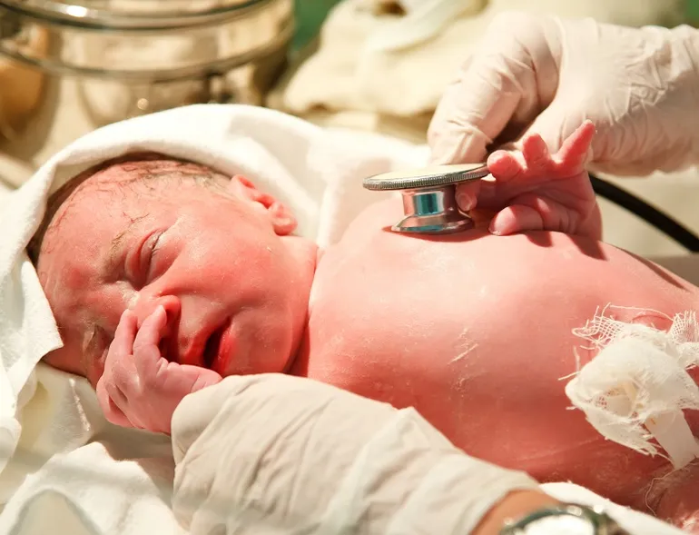 examen del pulso del recién nacido