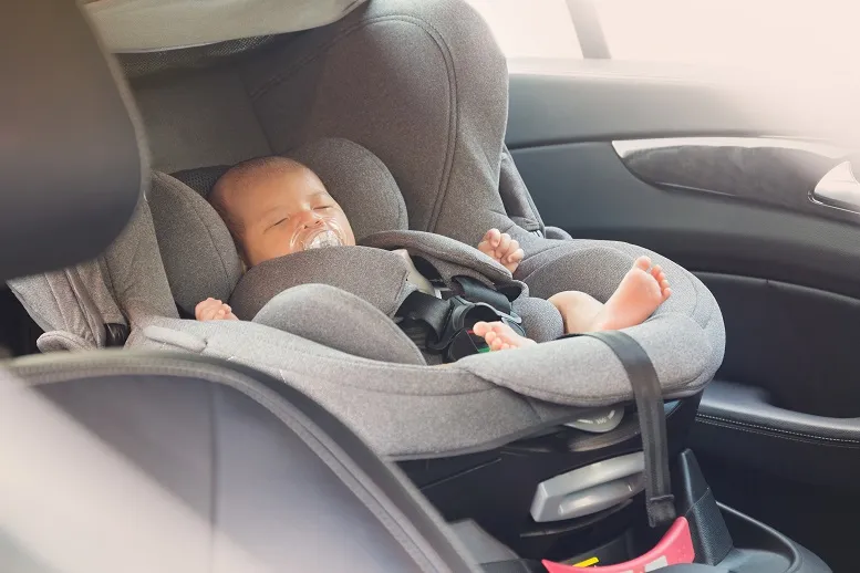 Jak przewozić niemowlę w samochodzie? Sprawdź przed podróżą!