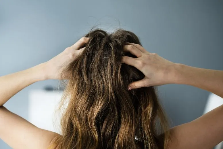 Elektryzujące się włosy – jak im zaradzić? Sprawdzone sposoby!