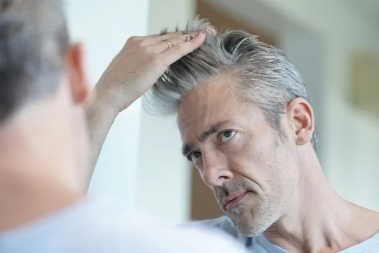 cuidar el cabello gris en una persona mayor