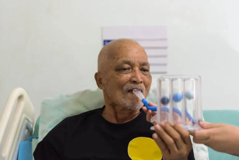 zapalenie płuc u osób starszych - jak pomóc? 
