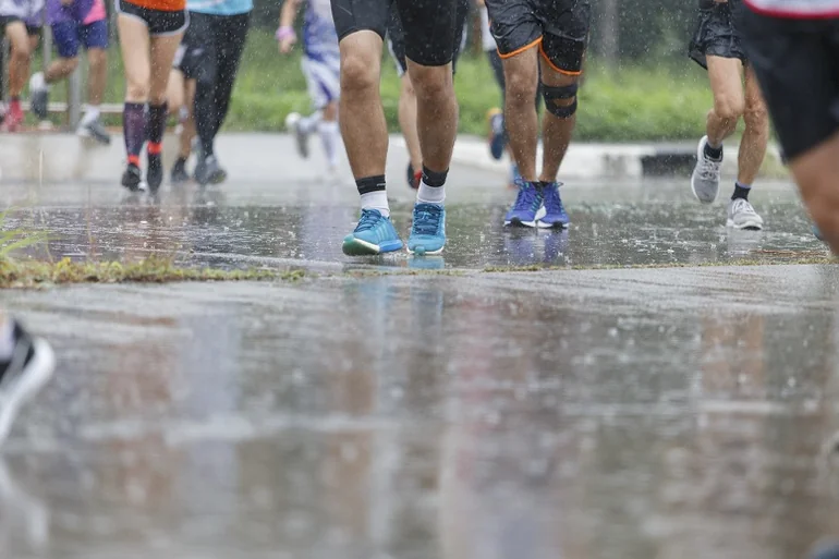 corriendo bajo la lluvia