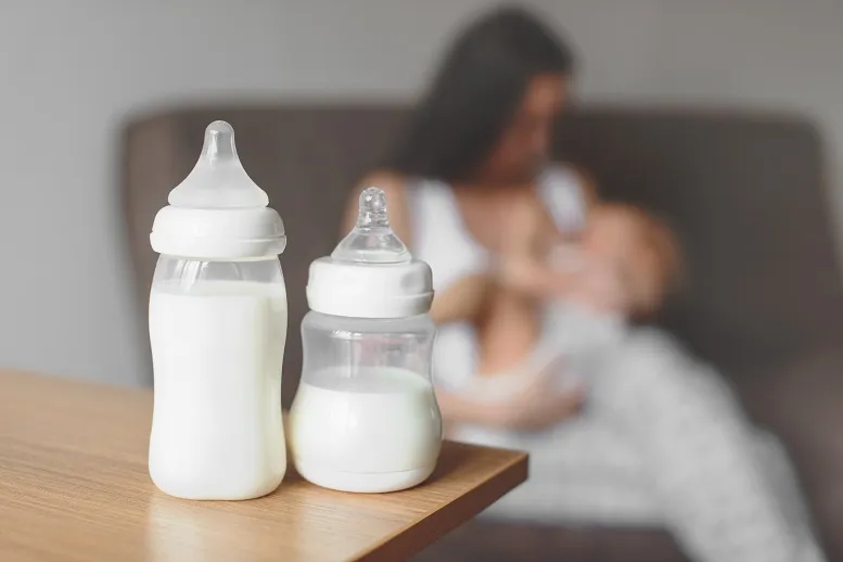 jak pobudzić laktację - butelki z mlekiem dla dziecka