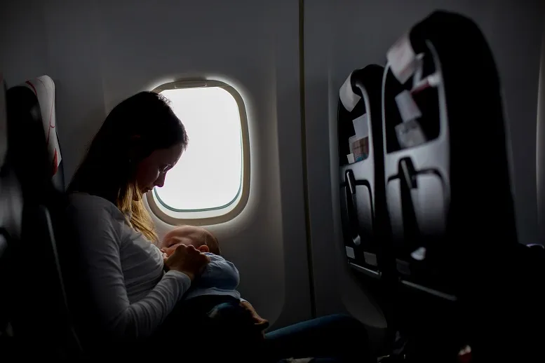 Karmienie niemowlaka w samolocie