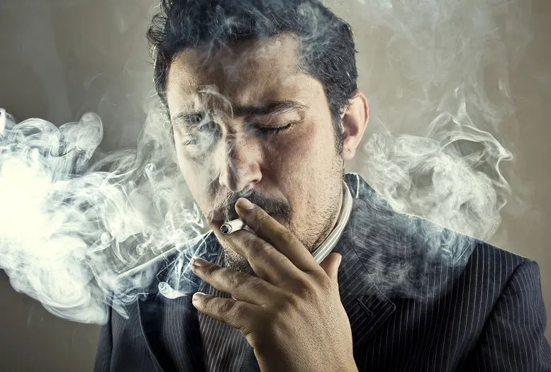 mężczyzna palący papierosy