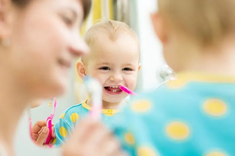 Jak myć zęby niemowlakowi? Mama radzi