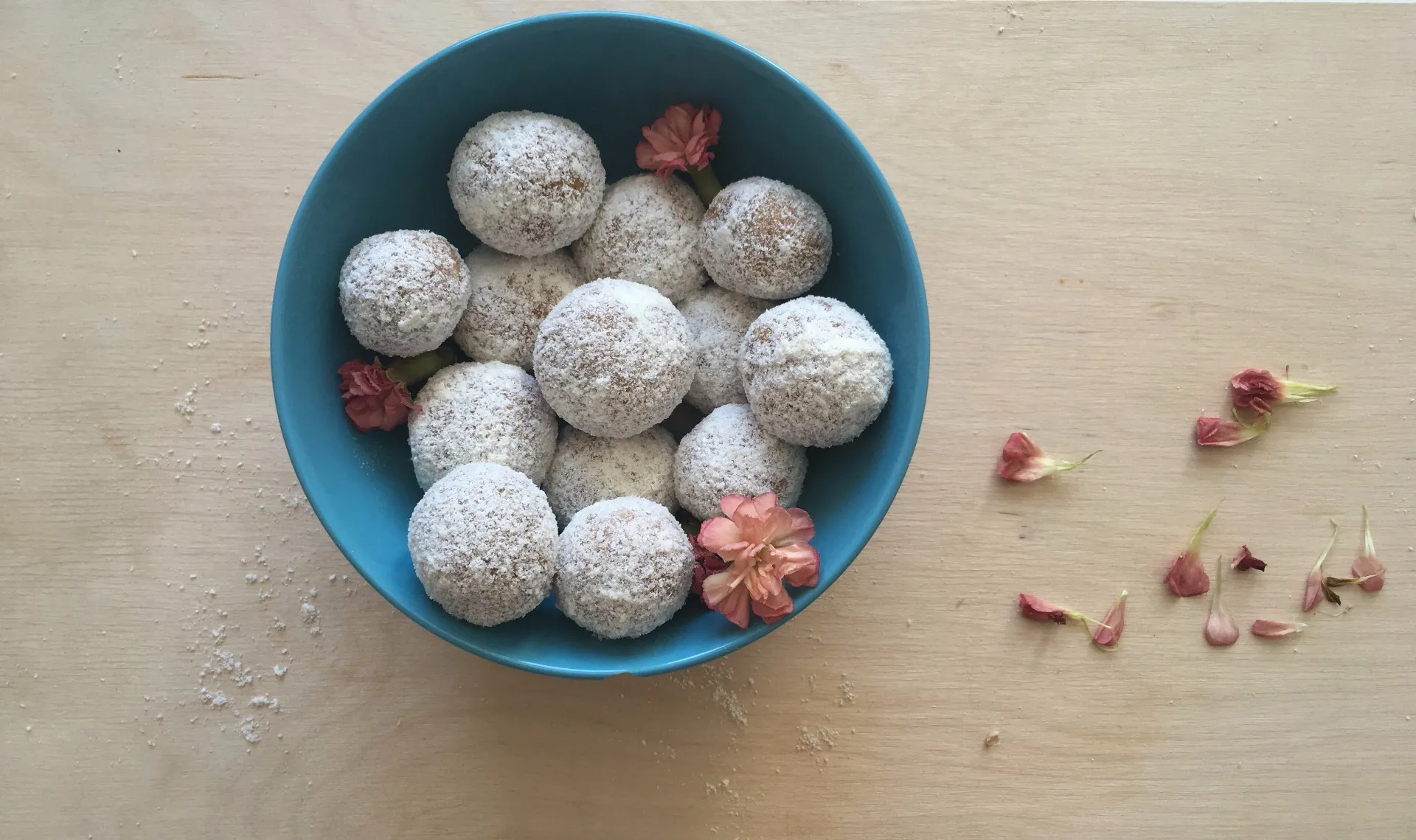 power balls z wiórkami kokosowymi