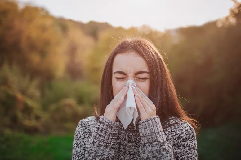 Woda z nosa, wodnisty katar − to przeziębienie czy alergia?