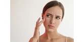 Sucha skóra twarzy – jakie są przyczyny i jak temu zapobiegać?