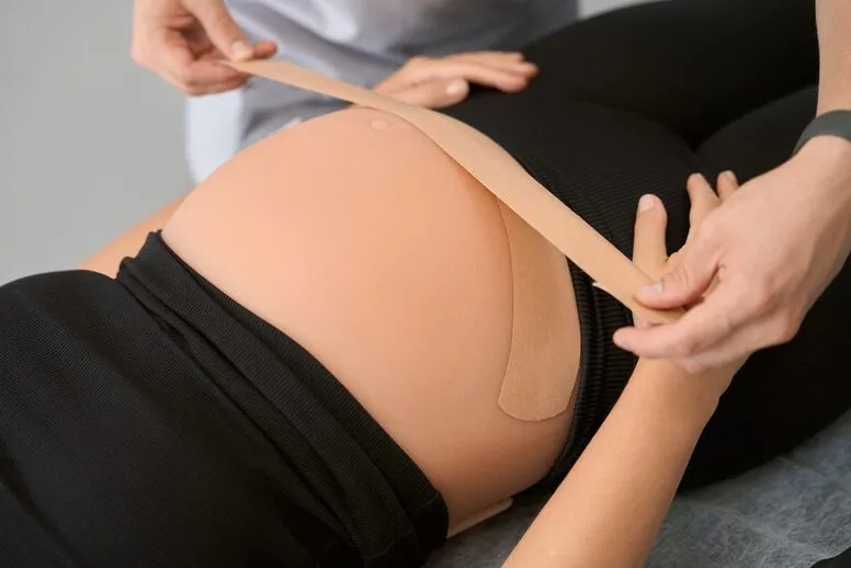 Taping brzucha w ciąży – co daje i jak to zrobić?