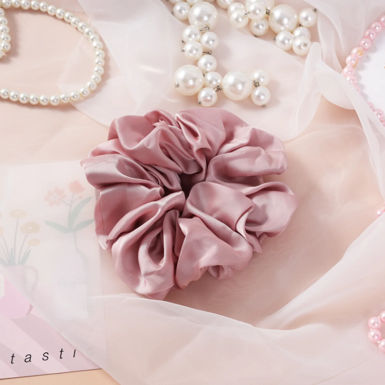 Sister Young Lilu pink, satynowa gumka scrunchie do włosów, 1 sztuka