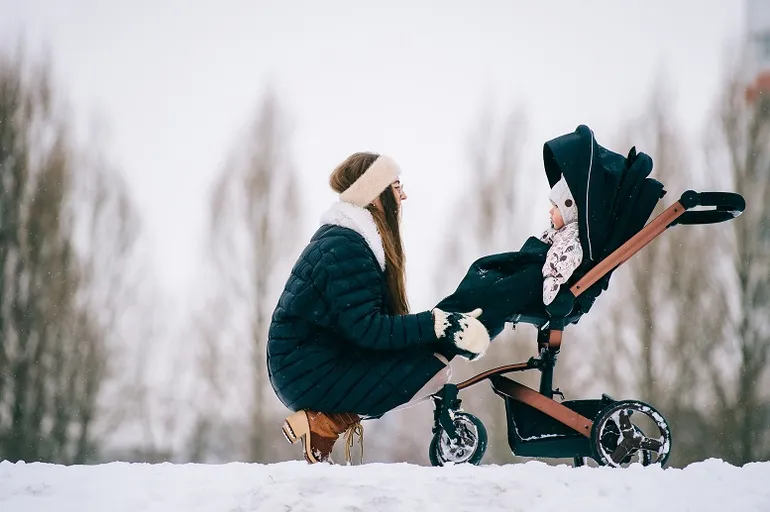 un paseo en invierno con un bebe