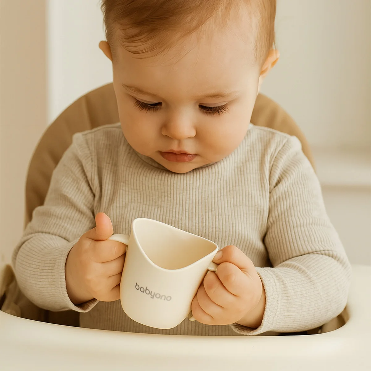 Babyono ergonomiczny kubek treningowy beżowy, 1 sztuka