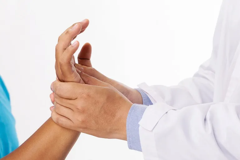 Wybity kciuk - dalsze leczenie i rehabilitacja