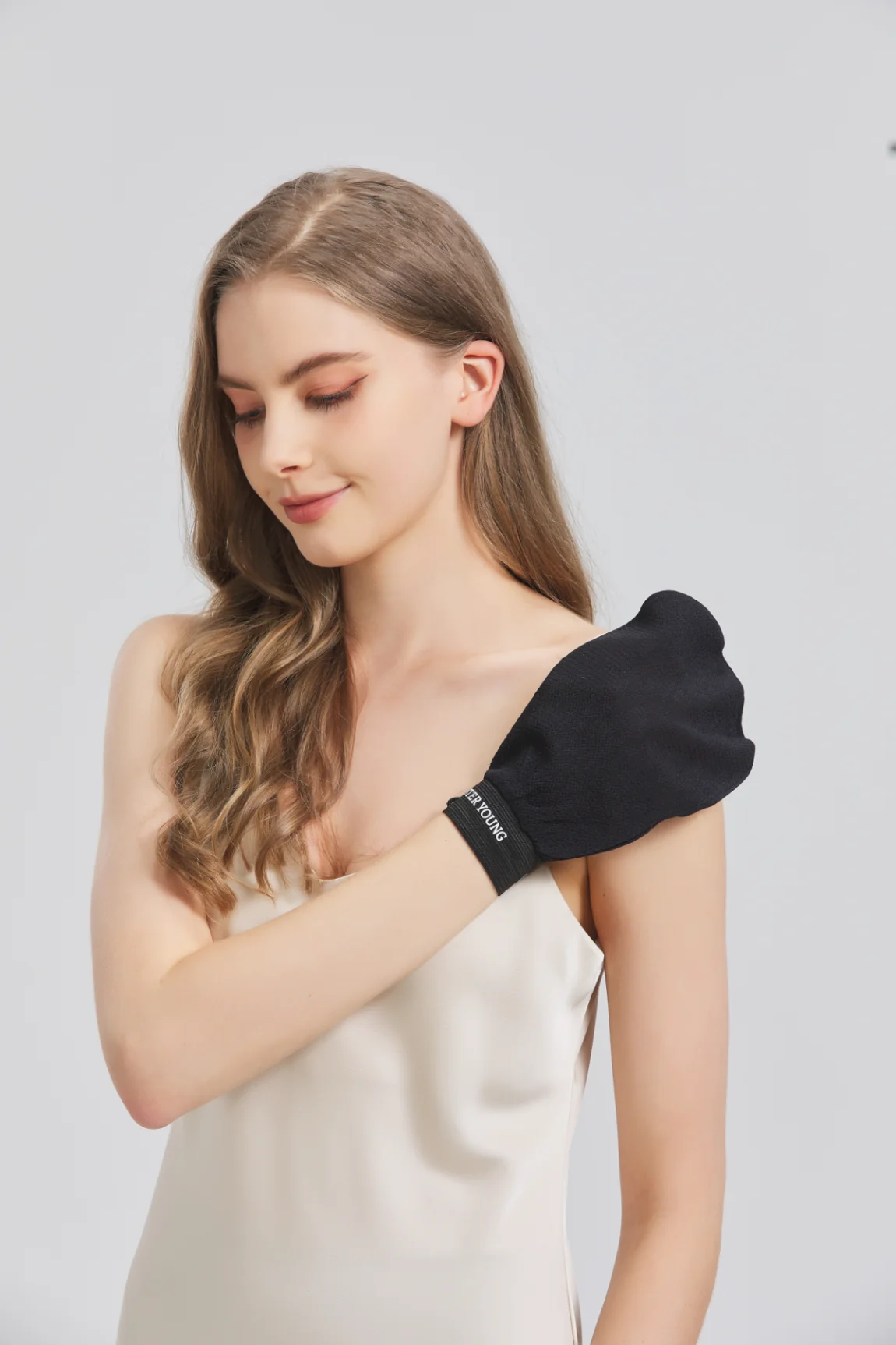 Sister Young Nova black, złuszczająca rękawica do peelingu ciała, 1 sztuka