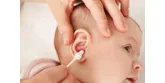 Czyszczenie uszu niemowlaka. Uważaj z patyczkami do uszu!