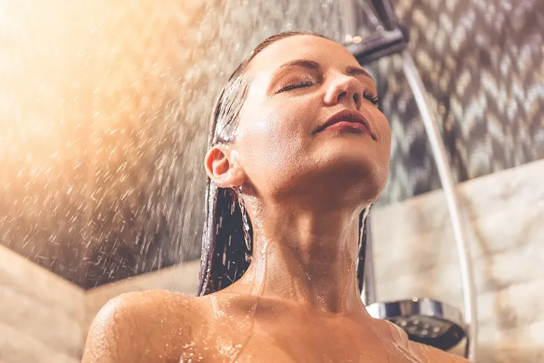 Naprzemienny prysznic: sposób na wygładzenie skóry?