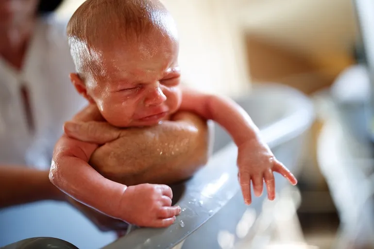 baño de bebe recien nacido