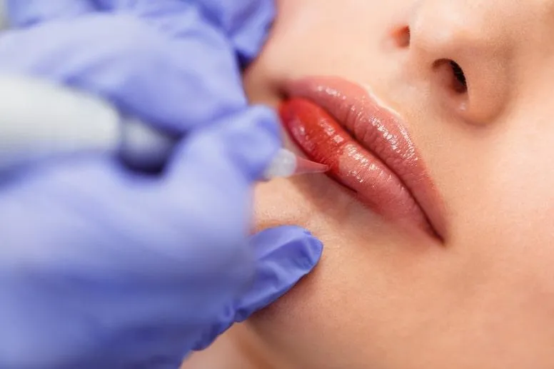 Makijaż permanentny ust – jak się do niego przygotować i jak dbać o skórę po zabiegu?