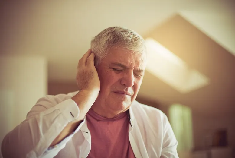 Czyrak za uchem. Jak leczyć nieestetyczny wrzód?