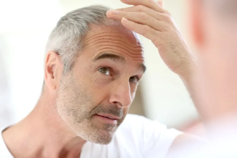 Wypadanie włosów u seniorów po 60. roku życia – jak sobie z nim radzić?