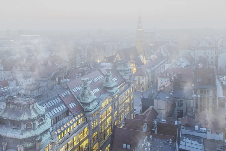 Smog - Zanieczyszczona, szara mgła nad miastem