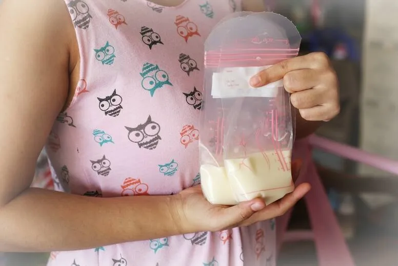 Jak przechowywać odciągnięte mleko?