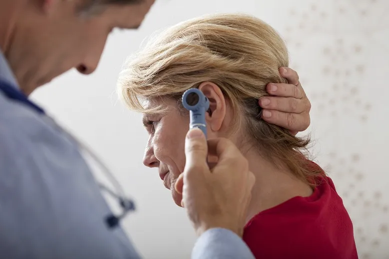 Zapalenie trąbki słuchowej − leczenie objawowe czy antybiotyk?