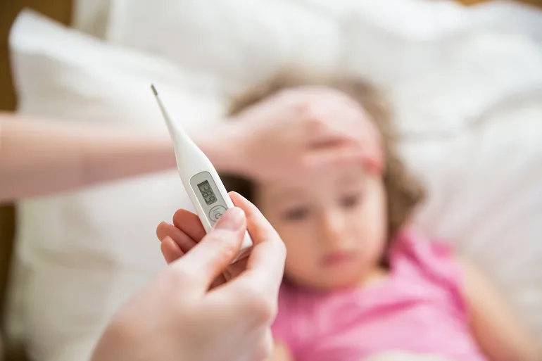 dziecko z gorączką - pomiar termometrem
