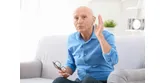 Niedosłuch starczy - przyczyny, objawy, leczenie. Jak pomóc seniorowi?