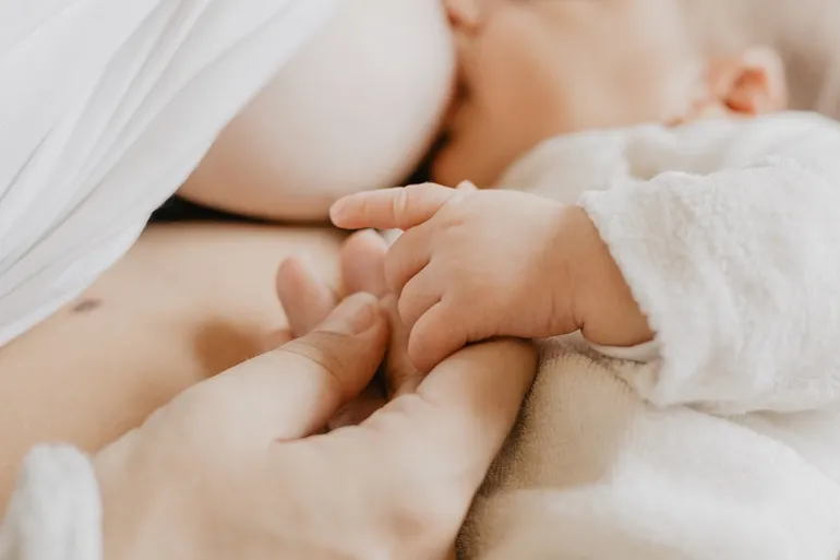 estimulación de la lactancia - el bebé está pegado al pecho
