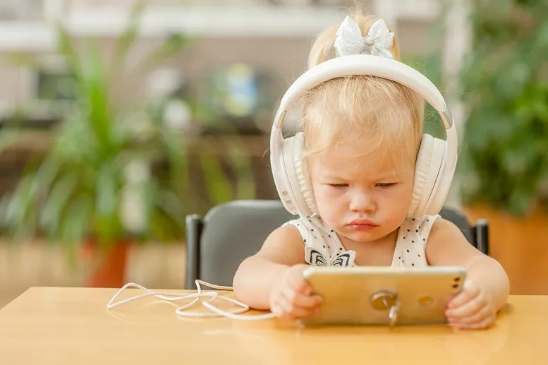 Dziecko uzależnione od telefonu − jak wpływają na to rodzice?