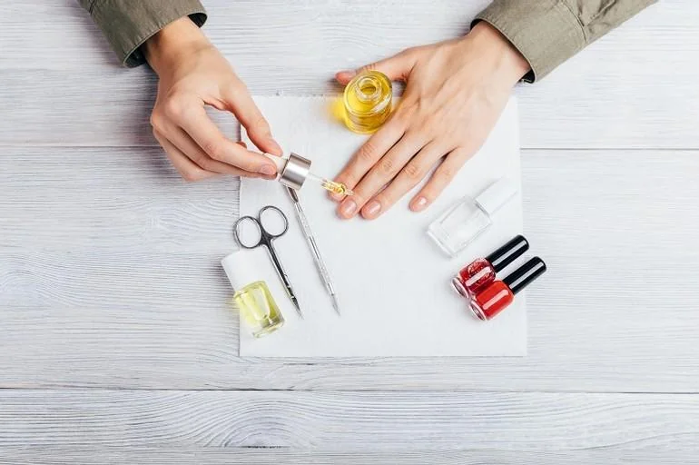 Suche skórki wokół paznokci – jak sobie z nimi poradzić?