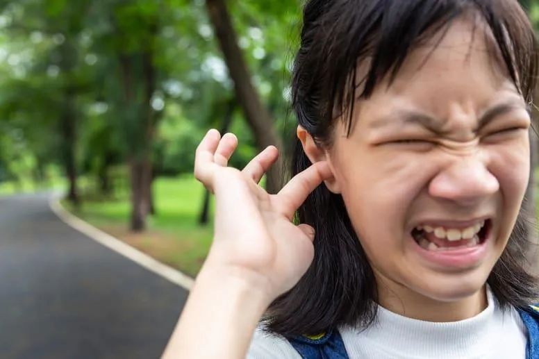 Zatkane uszy u dzieci – przyczyny, objawy i leczenie