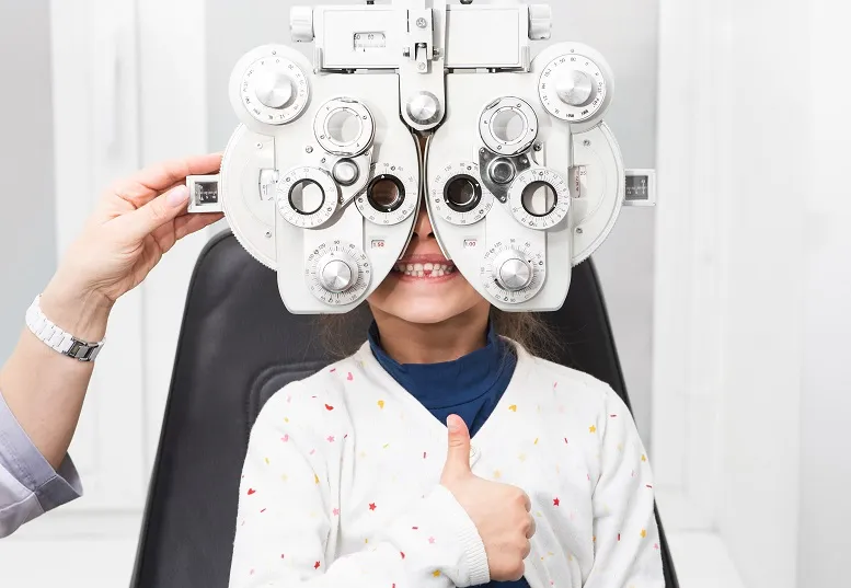 Skiaskopia − na czym polega badanie refrakcji oka?